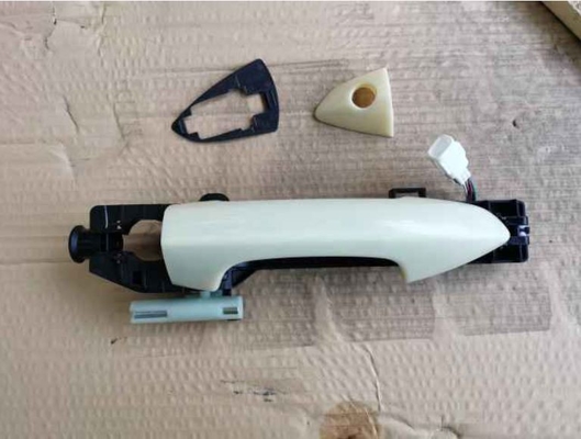 Geely Binyue plastic black and white front door opening handle can open and close the door.