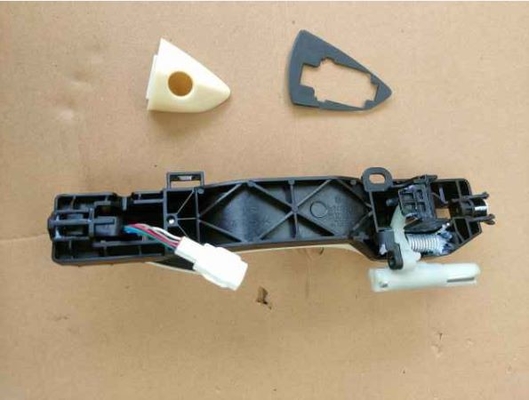 Geely Binyue plastic black and white front door opening handle can open and close the door.
