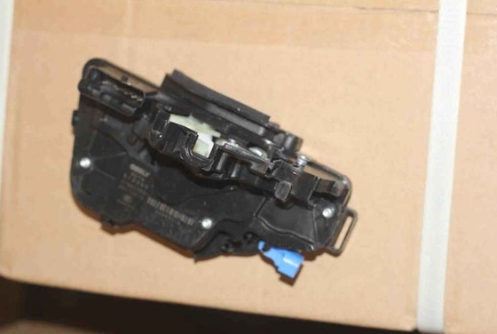Geely Binyue's high-strength alloy black front door lock body can lock the door firmly.