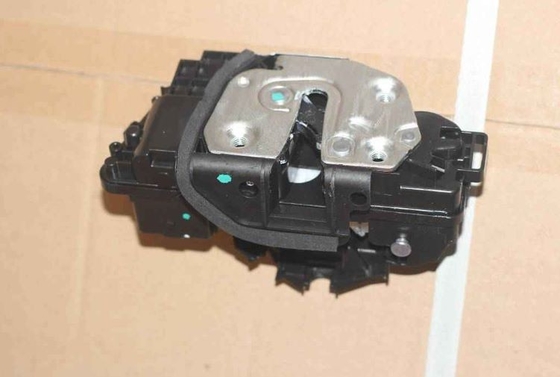 Geely Binyue's high-strength alloy black front door lock body can lock the door firmly.