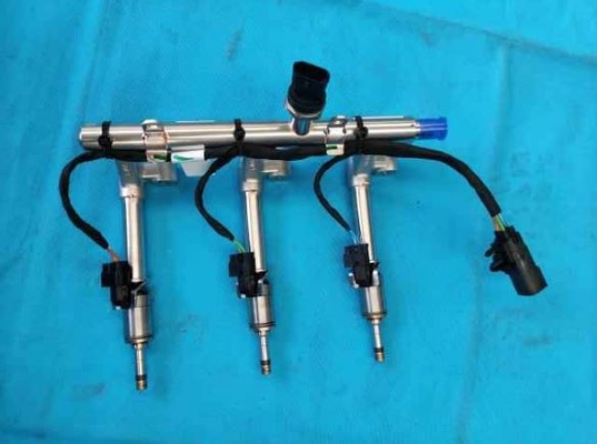 Geely Binyue's silver oil rail injector with 200bar high-pressure mid-direct injection technology