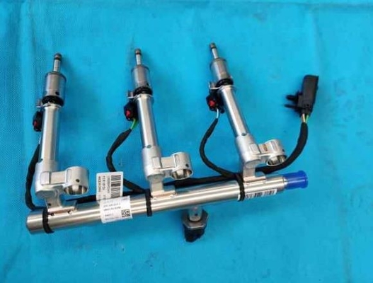 Geely Binyue's silver oil rail injector with 200bar high-pressure mid-direct injection technology